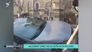 VIDEO-Accident spectaculos în fața poliției. O mașină a zburat peste stația de tramvai. În urma incidentului, o femeie a suferit răni