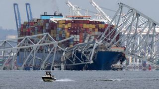 VIDEO. Un pod de 2,5 km din Baltimore s-a prăbuşit după ce a fost lovit de o navă. Mai mulți oameni au murit, iar FBI participă la anchetă: „Aceasta este o urgenţă gravă"