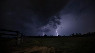 VIDEO - EXCLUSIV- Cod galben de v&acirc;nt puternic și ploi &icirc;n țară! Meteorologii au anunțat care sunt zonele vizate