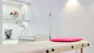 Femeie din Capitală, prinsă după ce s-a dat drept medic estetician. Sumele uriașe pe care le-a obținut de pe urma pacientelor, în doi ani de activitate