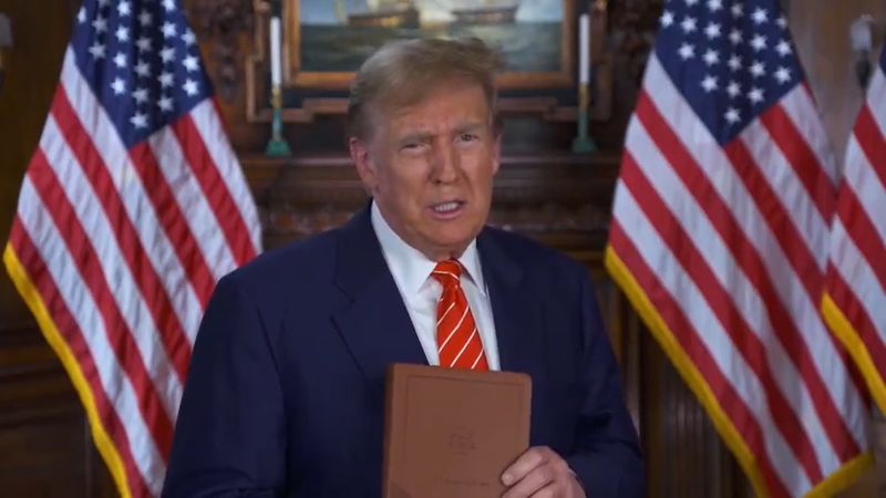 Donald Trump vinde Biblia