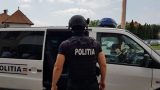 Hoți deghizați în femei, reținuți în București. Cum își atrăgeau victimele în capcană?