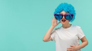 femeie imbracata in clovn