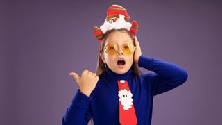 fetita imbracata amuzant