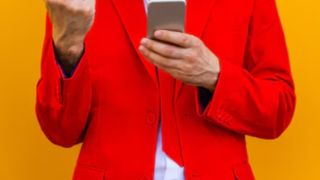 barbat care scrie mesaje haioase 