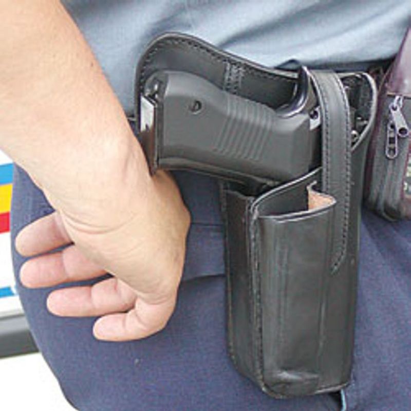 Poliția, chemată la ora 3 noaptea la domiciliul tinerei din Codlea