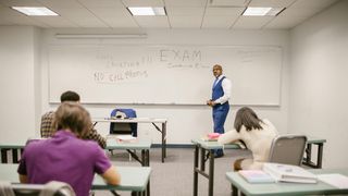 Sprijin financiar de 300 de lei pe lună pentru elevi de liceu și studenți.