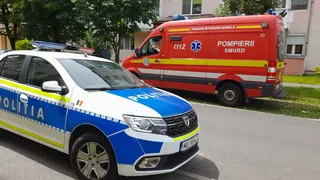 Polițist în comă după ce a fost lovit de o mașină în timp ce dirija traficul