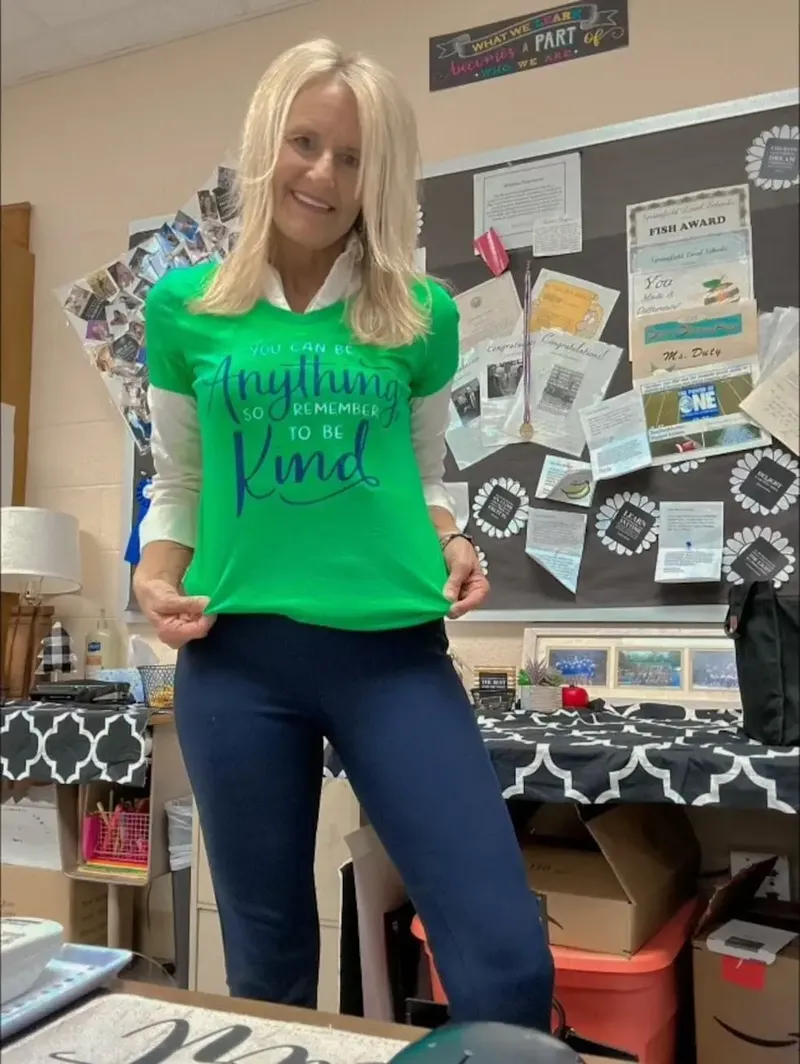 Profesoara avea experiență de 30 de ani la catedră și câștiga 6.000 de dolari pe lună