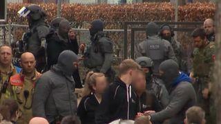 VIDEO. Luare de ostatici într-o cafenea din Olanda. Atacatorul, legat la ochi, a fost arestat de polițiști. Alerta teroristă nu s-a confirmat