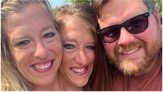 "Domnișoara de onoare a purtat rochia de mireasă". Ce mesaj le-a transmis haterilor siameza Abby după nunta cu un veteran din armata SUA