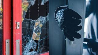 "Să-i pedepsească, ce vrea legea". Trei minori ar fi agresat un bătrân din Mureș, apoi l-ar fi jefuit