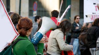 oameni care protesteaza