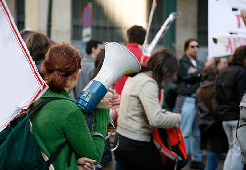 oameni care protesteaza