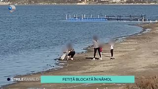 VIDEO-Clipe de panică pe malul lacului Techirghiol. O fetiță a rămas blocată &icirc;n nămol p&acirc;nă la genunchi și nu a mai putut ieși