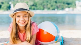 fetita care incepe vacanta de vara