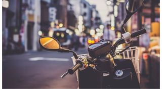 Un bărbat inconștiet, băut și fără permis i-a pus viața în pericol fiului său! Copilul a fost grav rănit, după ce scuterul s-a izbit de o mașină