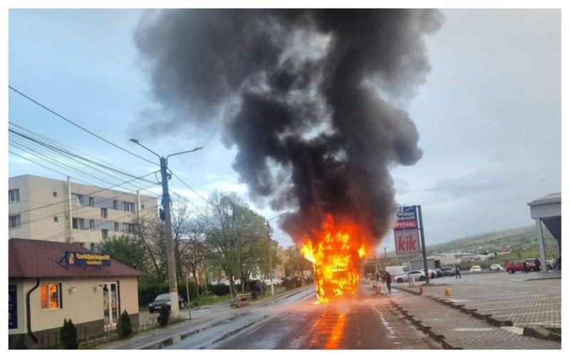 Autobuz școlar flăcări