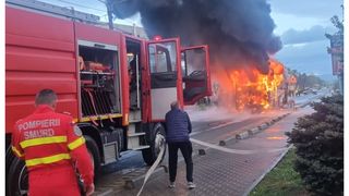 Autobuz școlar flăcări