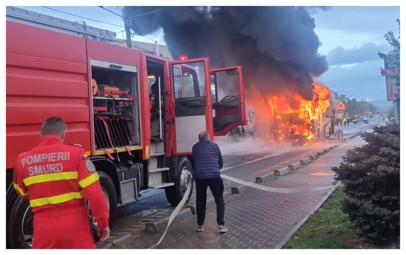 Autobuz școlar flăcări