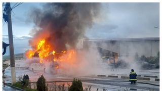 Intervenție contra cronometru! Autobuz școlar în care se aflau 30 de elevi, cuprins de flăcări puternice