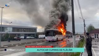 VIDEO-Autocar cuprins de flăcări, la Moldova Nouă. 30 de elevi se aflau în interiorul acestuia. Cum s-a produs evenimentul
