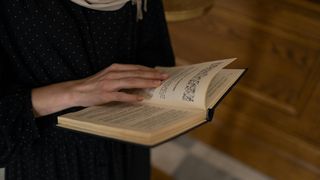 femeie care citeste rugaciune