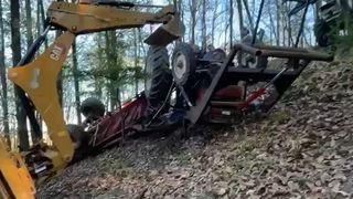 Un tânăr de doar 21 de ani a murit strivit de tractor, în pădure. Salvatorii gorjeni au intervit, dar nu l-au mai putut salva