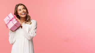 femeie care a primit cadou