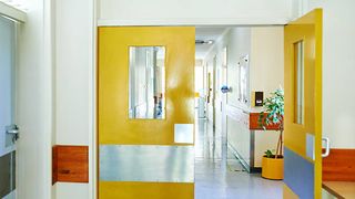 Zeci de elevi și profesori de la un liceu de elită din Timișoara au ajuns la spital, cu suspiciune de intoxicație.