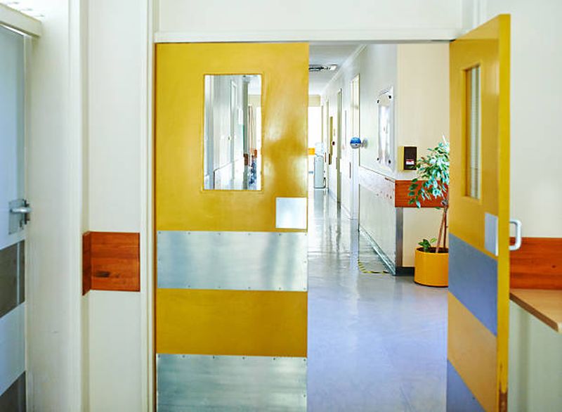 Zeci de elevi și profesori de la un liceu de elită din Timișoara au ajuns la spital, cu suspiciune de intoxicație.