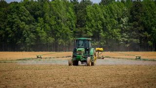 Un tânăr de 21 de ani a decedat, după ce tractorul său s-a răsturnat peste el.