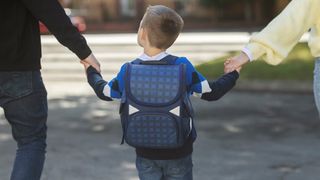 copil cu parintii in prima zi de clasa pregatitoare