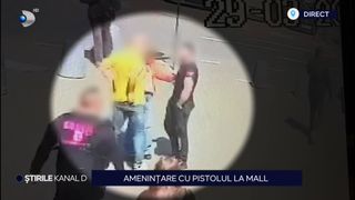 VIDEO- Agent de pază din Galați, amenințat cu pistolul de un client. Scene terifiante au avut loc la un mall din oraș