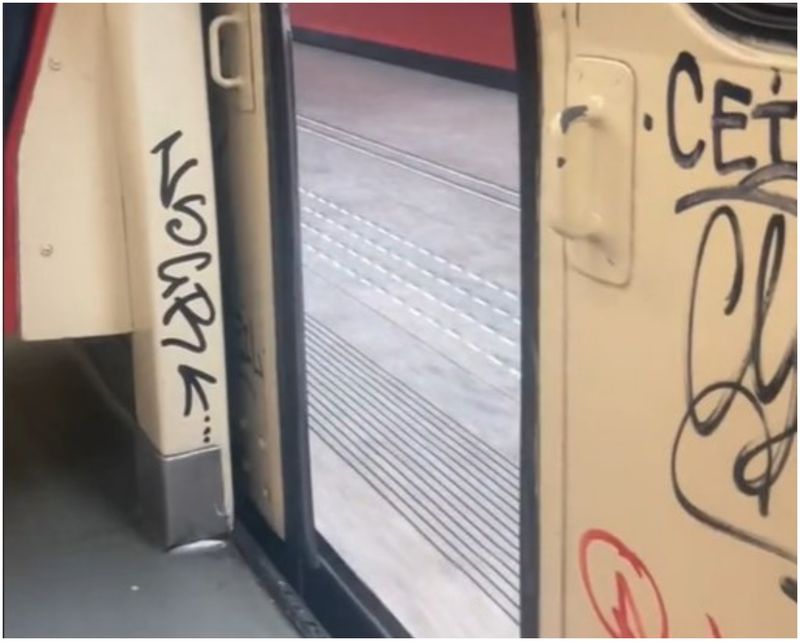 Anchetă metrou uși deschise