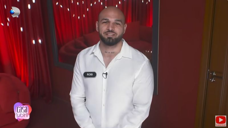 Robi nu stă mult pe gânduri, după care o cheamă pe Julia în camera roșie