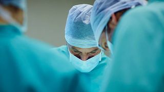 Bărbatul care a primit un transplant de rinichi modificat genetic de la un porc, a fost externat.