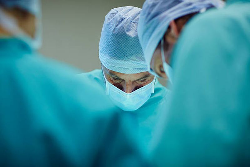 Bărbatul care a primit un transplant de rinichi modificat genetic de la un porc, a fost externat.