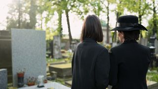 femei care tin doliu