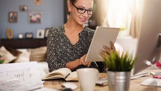 femeie care lucreaza