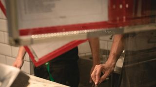 Câți bani a reușit să strângă un bărbat care lucra, de fapt, la o pizzerie