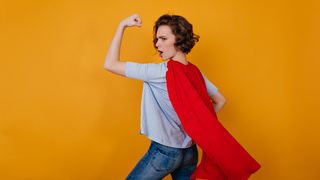 femeie imbracata in super erou