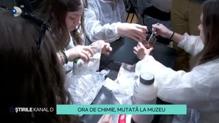 VIDEO - Ora de chimie, mutată la muzeu. Elevii au &icirc;nvățat să facă &icirc;nghețată sau lipici după metode vechi de peste 150 de ani