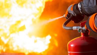 VIDEO: Incendiu devastator pe plaja Corbu din Constanţa! O terasă a fost mistuită