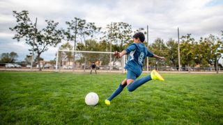 Incident, la un pas de tragedie! Copil strivit pe tenerul de sport, după ce poarta a căzut peste el