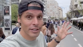 Un turist olandez a fost cu adevărat surprins de lucrurile care se &icirc;nt&acirc;mplau l&acirc;ngă el, pe pietonala de pe Calea Victoriei!