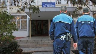 poltiisti in fata unui liceu