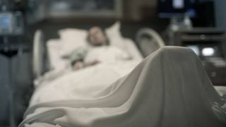 femeie pe patul spitalului