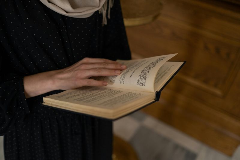 femeie care citeste rugaciune vindecatoare de boli