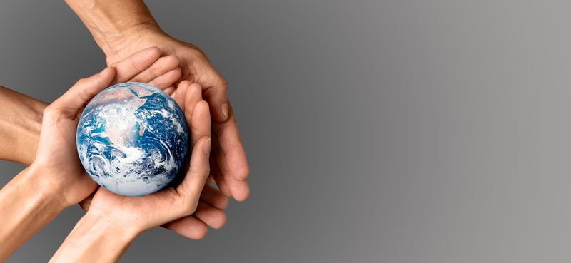 maini care tin pamantul